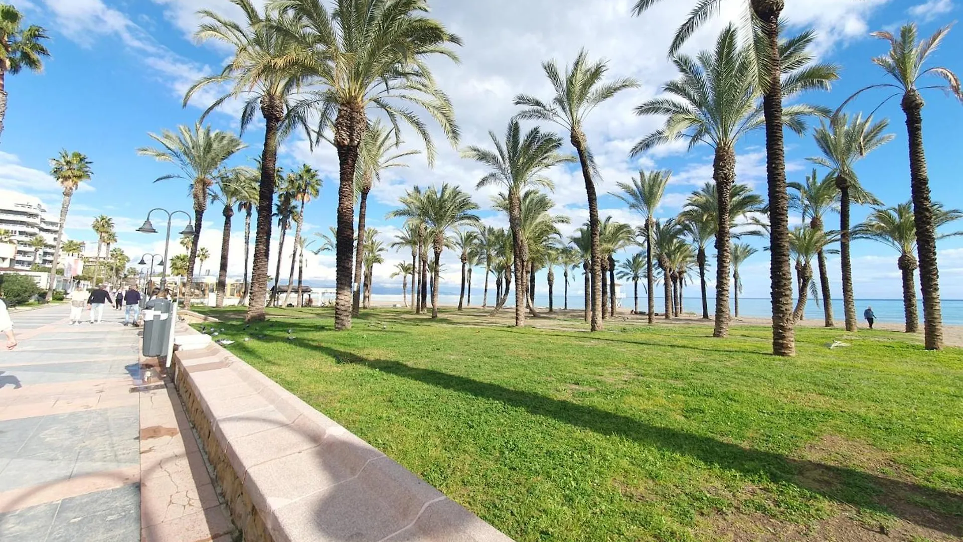 Carihuela En Primera Linea De Playa Con Vistas Y Garaje! C Torremolinos