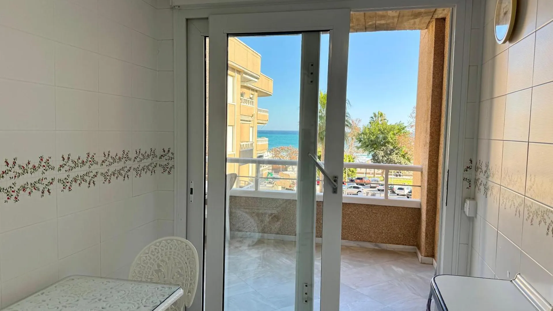 Carihuela En Primera Linea De Playa Con Vistas Y Garaje! C Torremolinos